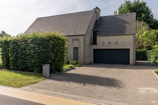 Zeer degelijke ruime villa, landelijk gelegen op een prachtige grond van 32are 75ca. Hoog gelegen grond, ideaal om enkele paarden te houden.Indeling:...