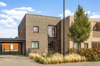 Deze recente woning van 2019 is gelegen in een rustige en autoluwe buurt waar kinderen nog op straat kunnen spelen. Op een paar 100 meter van...