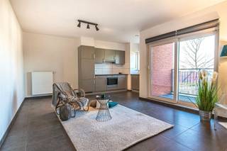 MODERN APPARTEMENT MET TERRAS EN 2 SLAAPKAMERSDit moderne appartement, gelegen in het centrum van Sint-Niklaas, biedt een aangename combinatie van comfort en een uitstekende ligging. Met een bewoonbare oppervlakte van 76 m² beschikt het over twee slaapkamers, een badkamer en een terrasje.De gezellige leefruimte geniet van veel natuurlijke lichtinval en sluit aan op de moderne, volledig uitgeruste keuken met ingebouwde toestellen en voldoende kastruimte.Verder beschikt het appartement over twee slaapkamers en een badkamer met ligbad, douche en wastafelmeubel.Dankzij de centrale ligging bevinden winkels en andere voorzieningen zich op korte afstand alsook dicht bij diverse invalswegen.Een ideaal appartement voor starters, alleenstaanden of koppels die comfortabel en centraal willen wonen – of als belegging