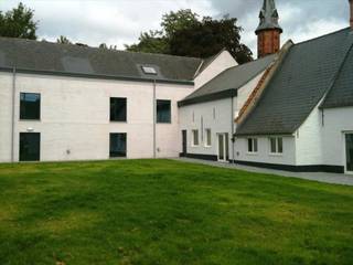 Business center in a unique location close to the ring of Ghent. Ideal for businesses looking for an attractive environment with modern comfort.<br />Price excluding 21% VAT.<br />Parking: 720 €/space/year.<br />Furniture: 360 €/workstation/year.