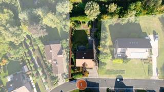 Alleenstaande goed onderhouden woning in groene residentiële wijkIn een rustige en residentiële omgeving, volledig omgeven door groen, vindt u deze...