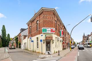 <p><strong>La Lumaca</strong></p><p>Op de Tiensesteenweg, nabij het hartje van Leuven, kan je deze uitzonderlijke overname kans terugvinden. <strong>La Lumaca, een Italiaans restaurant</strong> kan worden overgenomen en dit nabij één van de meest dynamische en gewilde universiteitssteden van België en zijn omliggende residentiële buurten. Het restaurant beschikt over een volledig ingerichte en operationele handelsruimte, inclusief sanitaire voorzieningen, en wordt aangeboden in instapklare staat voor een onmiddellijke verderzetting van de activiteiten. Het restaurant voorziet tevens 34 tot 38 zitplaatsen.</p><p><span><strong>Meer informatie of een bezichtiging ter plaatse? Aarzel niet en neem contact op met Jacky: jacky@connect-immo.be of 0495 53 46 49</strong></span></p>