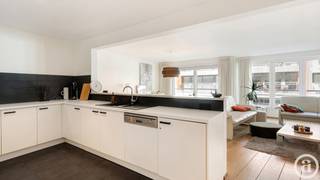 Dit aangename en ruime appartement geniet van een uitstekende ligging, op korte afstand van de winkels en het strand. Bij binnenkomst leidt de inkomhal naar de verschillende leefruimtes. De ruime en lichtrijke woonkamer bied volop comfort en sluit aan op de open keuken, die zorgt voor een aangename en open leefruimte. <br />Verder beschikt het appartement over een apart gastentoilet, twee slaapkamers en een comfortabele badkamer met ligbad. Via de slaapkamer is er toegang tot een terras aan de achterzijde.<br />Daarnaast is een tweede ruime met douche voorzien. Het appartement beschikt bovendien over een ruime kelder en een fietsenberging. <br />Er is tevens de mogelijkheid tot het huren van een garagebox in de Zoutelaan + € 150