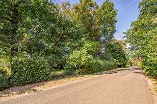 We vinden dit <span>unieke bouwperceel </span><span><span> in</span></span> de Hertogenlaan, een rustige en kindvriendelijke straat in het residentiële en "groene" Linden.<br />Dit perceel biedt een zeldzame combinatie van een mooie grootte, <span>indrukwekkende straatbreedte</span> (42 m) en -diepte (52 m) én een <span>uitstekende Zuid oriëntatie.</span> Hierdoor zijn er bijzonder mooie mogelijkheden voor de realisatie van een ruime vrijstaande villa.<br />Bouwgronden met deze kenmerken zijn bijzonder schaars (lees : onbestaande) in Linden.<br />Bouwvoorschriften (lot 224 - zie vastgoedinfo):<br />bouwvrije zijdelingse strook: 8 m<br />maximale bouwdiepte: 18 m<br />bouwbreedte: minimaal 14 m en maximaal 22 m<br />maximale kroonlijsthoogte: 5,9 m vanaf het normale grondpeil<br />Een unieke opportuniteit voor wie royaal en rustig wil wonen in één van de meest geliefde residentiële omgevingen nabij Leuven, mét een uitzonderlijk bouwperceel als extra troef.<br /><br />Voor meer info kan u mij bereiken via ludovic@immojanstas.be of 0496/522123.<br /><br />Bijkomende info (bodemattest, vastgoedinfo, enz...) kan U hier downloaden ↓