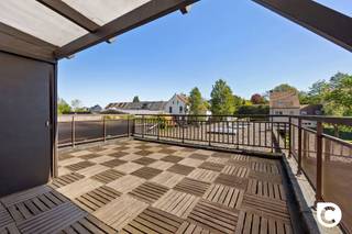 <p><span>Te renoveren multifunctionele woning met ^magazijn </span></p><p><span>I</span><span>n een rustige straat in Kontich vindt u deze woning met een authentieke jaren '60 uitstraling. Deze woning heeft enorm veel potentieel.</span></p><p><span>Het pand staat gekend als een handelswoning. Origineel was er op de gelijkvloerse verdieping een superette aanwezig met bijhorend magazijn. Op de tweede verdieping een duplex appartement. Een eventuele omvorming naar een eengezinswoning zonder handelsfunctie behoort tot de mogelijkheden. </span></p><p><span>Dankzij de centrale ligging nabij het centrum maar ook zeer kort bij de aansluiting E19 richting Antwerpen en Mechelen is alles vlot bereikbaar. Winkels, scholen en groen zijn ook in de nabije omgeving aanwezig. De woning is langs de achterkant te bereiken zodat parkeren ook geen probleem vormt.</span><span><br /></span><span>Zoekt u een locatie om een commerciële activiteit uit te voeren en heeft u nood aan ruimte en het plaatsen van een wagen dan is deze plek een ideale basis. Ook om eventueel een kantoor en woonst te combineren of tot een kangoeroewoning in te richten, kan dit de ideale gelegenheid bieden.</span><span><br /></span><span>Een extra troef is dat de grond (bouwgrond) ook helemaal doorloopt tot aan de achterkant die uitkomt in de Pluyseghemstraat. Langs daar kan u ook met gemak het vroegere magazijn bereiken.</span></p><p><span>Momenteel is dit pand ingedeeld als volgt:</span></p><p><span>Inkomhal : </span><span><br /></span><span>Het vroegere handelspand is na het stopzetten van de activiteit ingedeeld als gelijkvloers appartement. U komt binnen in de inkomhal die toegang geeft naar het woongedeelte met 2 slaapkamers, badkamer en een keuken. Achteraan bevindt zich nog een magazijn.</span></p><p><span>Deze ruimte kan nog steeds perfect terug omgevormd worden tot een handelsruimte of groot atelier met bureau. Achteraan heeft de handelswoning nog een magazijn ter beschikking en is er voldoende plaats voor het plaatsen van voertuigen. De bouwgrond achteraan zorgt voor extra mogelijkheden.</span><span><br /></span><span>Heeft u graag een grote tuin dan behoort dit ook zeker tot de mogelijkheden.</span></p><p><span>1ste verdieping : </span><span><br /></span><span>De trap leidt u naar het duplex appartement. Hier komt u in een tweede woonkamer met open keuken. Hier is het zalig zitten door de lichtinval langs beide kanten en een mooi en uitgestrekt zicht doorheen de woning die vlak aan de overliggende straat gelegen is. Aansluitend is er nog een groot terras aanwezig.</span></p><p><span>2de verdieping</span><span><br /></span><span>Op de zolderverdieping bevinden zich momenteel de badkamer en 2 slaapkamers met mogelijkheid tot het creëren van nog een derde 3 slaapkamer.</span></p><p><span>Kelder</span><span> :</span><span><br /></span><span>Er is nog een ruime kelder aanwezig met ook hier weer  mogelijkheden om bv. extra technische voorzieningen te treffen.</span><span><br /></span><span>Met haar praktische indeling en solide structuur biedt deze woning een ideale opportuniteit voor wie een woning zoekt met potentieel en dit op een gegeerde locatie in Kontich.</span></p><p><span>Wij geven u graag een rondleiding en bespreken met plezier de mogelijkheden die al uw wensen kunnen afvinken.</span></p><p><span> </span></p><p><span>Troeven :</span></p><p><span>- Ideaal gelegen in het centrum van Kontich</span></p><p><span>- Parkeermogelijkheid  en uitgang langs achter</span></p><p><span>- zeer licht duplexappartement met een uitgestrekt zicht zowel langs de voorzijde als de achterzijde.</span></p><p><span> </span></p><p><span> </span></p><p><span>Maak vlug een afspraak op www. comprimmo.be of neem contact op via 03/449 49 77.</span></p><p><span> </span></p>