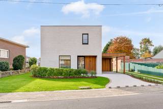 Ontdek deze prachtige nieuwbouwwoning gelegen in een rustige, residentiële straat te Putte. Deze woning combineert comfort, stijl en energiezuinigheid en is tot in de puntjes afgewerkt – volledig instapklaar en met een afwerkingsniveau boven de standaard.<br />Bij het binnenkomen word je verwelkomd in een lichte, open leefruimte met grote ramen die zorgen voor een aangename lichtinval. De moderne, volledig uitgeruste keuken sluit naadloos aan op de woonkamer en geeft uit op het zonnige terras en de zuidgerichte tuin.<br />De woning is voorzien van vloerverwarming in de volledige woning en beschikt over maar liefst 24 zonnepanelen, wat zorgt voor een zeer lage energiefactuur en duurzaam wooncomfort. Dankzij het uitzonderlijk lage E-peil van -24 en een warmtepomp is het energieverbruik zo goed als nihil, wat deze woning tot een echte toekomstgerichte investering maakt. De installatie van thuisbatterijen kan eenvoudig gebeuren daar er reeds een hybrideomvormer aanwezig is.<br />Er zijn in totaal vier slaapkamers, elk met airco, waarvan één ruimte zich uitstekend leent als dressing of bureauruimte. Een moderne badkamer en praktische berging maken het geheel compleet.<br />De woning bevindt zich op een perceel van bijna 8 are en geniet van een zuidgerichte tuin met een prachtig terras — de ideale plek om te ontspannen en te genieten van de zon.<br /><br />Belangrijkste troeven:<br />-Nieuwbouwwoning – volledig instapklaar<br />-De verkoopprijs is inclusief BTW<br />-Lage registratiekosten in geval van 1<sup>ste</sup> en enige aankoop.<br />-Hoogwaardige afwerking boven standaardniveau<br />-4 slaapkamers (waarvan 1 als dressing of bureau)<br />-24 zonnepanelen – hybride omvormer zodat thuisbatterij makkelijk te installeren is<br />-energiezuinige woning<br />-Volledige vloerverwarming met warmtepomp<br />-Zuidgerichte tuin met groot terras<br />-Perceel van ± 8 are<br />-Rustige en aangename ligging<br /><br />Bent u op zoek naar een moderne, energiezuinige woning met luxe afwerking, klaar om in te trekken? Dan is Bosstraat 27 in Putte precies wat u zoekt.<br /><br />Voor interactieve grondplannen met foto’s, ga naar www.wijns.be en klik op de knop “virtueel bezoek”.<br />Info & afspraak: ☎ 0473/33 33 10 ✉ geoffry@wijns.be