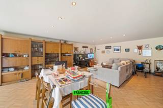 Dit ruim en zorgvuldig onderhouden appartement is gelegen aan de Spuikom te Oostende. Het betreft een rustige buurt met een vlotte verbinding naar het centrum. <br /><br />Het appartement is zeer ruim en geniet van talrijke troeven. Er is een open leefruimte met aangename lichtinval. U heeft hier een eet-en leefhoek, aanpalend is er de functionele keuken met een extra berging. <br /><br />Verder zijn er drie volwaardige slaapkamers aanwezig. De badkamer is uitgerust met een lavabo en douche, het toilet is apart. <br /><br />Vanop het balkon is er een leuk uitzicht op de groene omgeving en de spuikom.<br /><br />Dankzij het energielabel B betreft het hier daarenboven een energiezuinig appartement! <br /><br />Aarzel niet en neem contact op voor meer info of een afspraak. <br /><br />