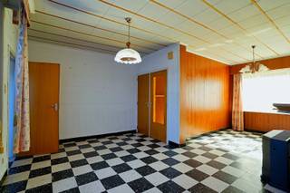 Te renoveren woning met potentieel, gelegen nabij het centrum van Bornem, op wandelafstand van alle faciliteiten zoals winkels, scholen en openbaar vervoer. Dankzij de centrale ligging en goede bereikbaarheid vormt deze woning een interessante opportuniteit voor wie op zoek is naar een project met toekomstwaarde. De woning biedt de mogelijkheid om volledig naar eigen smaak te moderniseren en energiezuinig te maken. De indeling omvat een inkomhal, keuken, leefruimte, apart toilet, twee slaapkamers, badkamer en kelder die voor extra opslagruimte zorgt. Via een servitutedeweg is er achteraan nog een mooie ruimte waar je kunt genieten in alle rust. <br />referentie: 5706