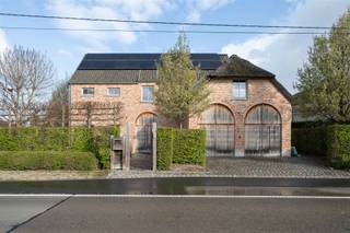 <p>Met trots stellen wij u deze uitzonderlijke villa voor, gelegen in het groene Begijnendijk! Deze instapklare eigendom combineert ruimte, comfort en energiezuinigheid op een perceel van maar liefst 1.070 m², met een bewoonbare oppervlakte van ca 370 m².<br />Bij het betreden van de woning wordt u verwelkomd in een ruime L-vormige leefruimte waar grote raampartijen een prachtig zicht bieden op de tuin met zwembad. De hoogwaardige afwerking en het gevoel van openheid zorgen hier voor een aangename woonbeleving. Aansluitend bevindt zich de volledig uitgeruste keuken voorzien van een Falcon fornuis, ideaal voor kookliefhebbers. Verder beschikt het gelijkvloers oven een praktische berging/wasplaats en een dubbele garage.<br />Op de eerste verdieping vindt u een luxueuze badkamer uitgerust met bubbelbad en een ruime inloopdouche. Daarnaast zijn er drie volwaardige slaapkamers en een dressing.<br />De tweede verdieping biedt een bijzonder ruime extra slaapkamer met reeds aanwezige watervoorziening. Dit biedt tal van mogelijkheden.<br />De fraai aangelegde tuin vormt een echte oase van rust. Hier geniet u van het zwembad en het volledige ingerichte poolhouse. De ideale setting voor ontspanning en gezellige momenten samen.<br />Deze energiezuinige villa beschikt over 24 zonnepanelen en behaalt een EPC-score B, wat bijdraagt aan een duurzame en toekomstgericht woonervaring.</p><p>Interesse? Contacteer ons voor een bezoek en laat u charmeren door deze prachtige villa.<br />EPC: 111 kWh/m² UC: 20260407-0003842368-RES-2<br /> </p>