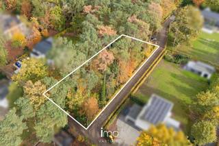 Bouwgrond voor open bebouwing van 15a55ca gelegen in woonpark op een rustige groene locatie te Keerbergen.<br /><br />Voorschriften:<br />Minimaal 5m afstand tot zijdelingse grenzen, voorgevel start op min. 10m van de voorste perceelgrens.<br />Breedte bouwzone: 15m<br />Bouwdiepte: 17m<br />Max 7m kroonlijsthoogte<br />Dakhelling: min 5°<br />Dakvorm: vrij<br />Max 300m² bebouwde oppervlakte<br />Oriëntatie: oost<br /><br />Geen bouwverplichting.<br /><br />Meer info en bouwvoorschriften via jean.heylen@imovastgoed.be of via 015/34.34.54.<br />U kan Imo Vastgoed steeds vrijblijvend contacteren voor een gratis waardebepaling van uw woning.