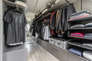 <h3><span>Luxueus dakappartement met 2 slaapkamers, terras en garagebox (+ € 29.000)</span></h3><h3><span>Dit instapklaar dakappartement verwelkomt je met een prachtige, lichtrijke leefruimte waar comfort en kwaliteit centraal staan. De open keuken sluit hier perfect op aan en is afgewerkt met hoogwaardige materialen. Ze is volledig uitgerust met een keramische kookplaat, vaatwasser, oven, dampkap, microgolfoven en beschikt bovendien over extra bergruimte waar je de koelkast met vriesvak kan teugvinden. Vanuit de leefruimte heb je directe toegang tot het aangename terras, waar je kan genieten van een mooi groen uitzicht en absolute rust.</span></h3><p><span>Het appartement telt twee volwaardige slaapkamers en een inloopdressing. De stijlvolle badkamer is volledig ingericht en beschikt over zowel een bad als een inloopdouche, aangevuld met een modern lavabomeubel. Verder is er een praktische berging voorzien voor wasmachine en droogkast, 1 gastentoilet, een vestiaire evenals een uitzonderlijk grote bergzolder die zorgt voor extra opbergmogelijkheden.</span></p><p><span>De ligging is een absolute troef: op wandelafstand van het recreatiedomein De Schorre, ideaal voor ontspanning, sport en natuur. Zeer goede aansluiting met invalswegen en A12, kortbij winkels en scholen.</span></p><p><span>Tot slot hoort er bij het appartement een garagebox, die verplicht mee aan te kopen is voor € 29.000.</span></p><p><span> Er is een gemeenschappelijke fietsenberging en een grote gemeenschappelijke tuin en een lift. </span></p><p><span> </span></p>
