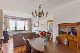 <p>Men betreedt dit appartement op een 7e verdieping via een inkomhal met vestiairekast, gastentoilet met handenwasser, ruime lichtrijke woonkamer , basic keuken met toegang tot een klein terras, achteraan 2 slaapkamers met een aparte badkamer voorzien van een douche, lavabo. <br />In de kelder van het gebouw beschik je over een privatieve berging.</p><p>Bijzonderheden: <br />Centraal gelegen nabij openbaar vervoer en winkels <br />EPC label C<br />Lift in het gebouw<br />Privatieve berging in de kelder<br />In de slaapkamers zijn er rolluiken aanwezig. </p><p>AK: +_250 € per maand inclusief privatieve verwarming, lift, gemene delen, onderhoud traphal, water, blokpolis en het gebouw beschikt over een reservefonds. …<br /> </p>