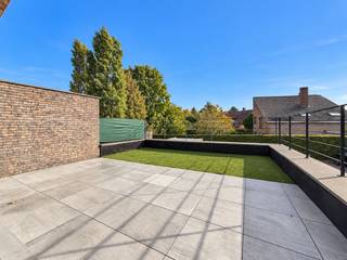 TE HUUR - DRONGEN. In het centrum van Drongen ontdekt u dit aangename duplex-appartement, waar hedendaags comfort en een fijne ligging samenkomen.<br /><br />De ruime leefruimte vormt samen met de volledig uitgeruste keuken het hart van de woning. Twee terrassen, met oost- en zuidoriëntatie, bieden op verschillende momenten van de dag een heerlijk plekje in de zon. Van een rustige ochtendkoffie tot een ontspannen namiddag buiten: hier leeft u mee met het ritme van de dag.<br /><br />Boven bevinden zich twee slaapkamers en een badkamer met inloopdouche. Een technische berging en een afzonderlijk toilet maken deze verdieping compleet. Ook op de eerste verdieping is een apart toilet voorzien. Dankzij EPC-label A geniet u bovendien van energiezuinig wooncomfort.<br /><br />Het centrum en natuurgebied de Assels liggen op wandelafstand. Zo combineert u de levendigheid van het dorp met de rust van het groen, terwijl Gent en de R4 vlot bereikbaar zijn.<br /><br />Deze duplex is beschikbaar vanaf 1 november voor € 1.490 per maand. Er is een gemeenschappelijke fietsenparking aanwezig en een parkeerplaats achteraan kan worden bijgehuurd.<br /><br />EPC-label A — code 44021-G-2015_221706/EP09097/A001/D01/SD004