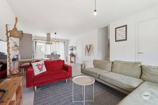 <p><span>INSTAPKLARE WONING MET 3 SLKS & TUIN</span></p><p><span> </span></p><p><span>In het rustige & groene Munsterbilzen, deelgemeente van de stad Bilzen-Hoeselt treffen wij de verkaveling “Munstergaarde” aan. Wij bevinden ons op enkele minuten van het centrum van Bilzen waardoor lokale handelaars, supermarkten, scholen, … snel bereikbaar zijn. Leuk detail is de nabijheid van verschillende verbindingswegen waardoor deze woning ideaal is voor wie belang hecht aan vlotte verplaatsingen naar omliggende steden en gemeenten. </span></p><p><span> </span></p><p><span>Wij betreden de woning via de voordeur die ons toegang geeft tot de inkomhal. Hier treffen wij een gastentoilet met handspoelbakje aan. Via de inkomhal begeven wij ons naar de leefruimte met een volledig uitgeruste en open keuken die via het schuifraam toegang geeft tot het terras en de tuin. Ideaal is de berging gelegen naast de keuken. Deze doet enerzijds dienst als voorraadkamer en anderzijds als wasruimte. </span></p><p><span> </span></p><p><span>Nadat wij de benedenverdieping hebben ontdekt begeven wij ons via de trap in de leefruimte naar de eerste verdieping. Toegekomen op de nachthal krijgen wij toegang tot maar liefst drie slaapkamers waarvan één met toegang tot de bergzolder via het zolderluik en dressing, een apart toilet en als laatste ontdekken wij de volledig uitgeruste badkamer met een inloopdouche en een lavabomeubel.</span></p><p><span> </span></p><p><span>Troeven:<br />- Energiezuinige woning<br />- Onderhoudsvriendelijke tuin met terras<br />- Parkeergelegenheid aan de woning<br />- Aanwezigheid van nieuwste technieken zoals zonnepanelen, regenwaterrecuperatie, …</span></p><p><span> </span></p><p><span>KORT SAMENGEVAT</span><span>:</span></p><p><span>Vraagprijs: € 398.000,00</span></p><p><span>Verkoop onder registratierechten (2% of 12%)</span></p><p><span> </span></p><p><span>Nieuwsgierig om deze knappe woning te ontdekken? Vraag dan snel een bezoek aan via info@canius.be of contacteer één van onze medewerkers op het nummer 078 78 30 39 om samen deze woning te ontdekken. </span></p><p><span> </span></p><p><span>De vermelde oppervlaktes zijn slechts een indicatie. Canius Real Estate kan niet verantwoordelijk gesteld worden voor de juistheid van de door zijn verstrekte gegevens.</span></p><p><span> </span></p>