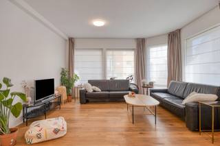 In the lively heart of Ghent, on Casino Square in the Galgenberg district, we find this recently renovated apartment (2019). The location is absolutely ideal: just a five-minute walk from the Vrijdagsmarkt, Graslei, Gravensteen and the city hall.The apartment is located on the ground floor and enjoys abundant natural light thanks to its large windows. The living space connects seamlessly to a modern open kitchen, equipped with all modern appliances: dishwasher, refrigerator, stove and combi oven.Adjoining the kitchen is a practical storage room with a connection for a washing machine and dryer and plenty of space for a freezer. The spacious bedroom gives direct access to a stylish bathroom with washbasin and walk-in shower.This apartment combines modern comfort with an excellent location and is ideal for a single person, couple or as investment property. Currently, the apartment is rented at €785/month (excluding costs).The property is offered through the Power-sale formula. Between 11/11/2025 08:00 and 19/12/2025 17:00, you can come visit the property by appointment and make an offer. The listed price is a starting price. For further information, please contact the property agent.
