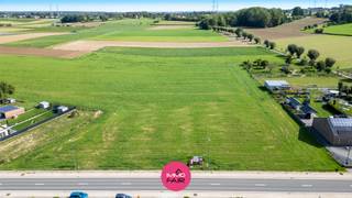 Een woning volledig volgens jouw eigen wensen bouwen? Op dit perceel van 800 m² in Martenslinde krijg je de ruimte om zelf te bepalen hoe jouw toekomstige thuis eruitziet.<br /><br />Het perceel ligt aan de Riemsterweg en biedt een vlotte verbinding richting Bilzen, Genk, Riemst, Maastricht en de E313. Hoewel de woning aan de steenweg wordt gerealiseerd, zorgt de achterzijde voor een aangenaam open zicht over de omliggende velden.<br /><br />Het perceel is bestemd voor open bebouwing en biedt onder meer volgende mogelijkheden:<br /><br />Gelijkvloerse bouwdiepte tot maximaal 17 m<br /><br />Bouwdiepte op de verdieping tot maximaal 12 m<br /><br />Maximaal 2 volwaardige bouwlagen<br /><br />Keuze tussen een hellend of plat dak<br /><br />Mogelijkheid tot het voorzien van een carport binnen de voorziene zone<br /><br />Afmetingen van het perceel:<br /><br />Straatzijde: ca. 16 m<br /><br />Achterzijde: ca. 16 m<br /><br />Linkerzijde: ca. 50 m<br /><br />Rechterzijde: ca. 50 m<br /><br />Ook een vrijstaand bijgebouw behoort volgens de verkavelingsvoorschriften tot de mogelijkheden. Per perceel kan één tuinberging, poolhouse of terrasoverkapping worden voorzien met een maximale oppervlakte van 10% van de achtertuin. Voor open bebouwing bedraagt dit ongeveer 34 m², afhankelijk van de uiteindelijke inrichting van het perceel.<br /><br />Achteraan bevindt zich een grachtzone die onbebouwd moet blijven.<br /><br />De hoofdbestemming is wonen. Als nevenactiviteit zijn vrije beroepen, kantoorruimte en diensten toegestaan. Horeca en handel zijn niet toegestaan.<br /><br />Op zoek naar een bouwperceel met een mooie bouwoppervlakte, ruime ontwerpvrijheid en een groen uitzicht aan de achterzijde? Neem contact op via 089 390 990 of info@immofair.be!