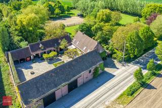 Gelegen op de grens met Otegem/Tiegem, bestaande uit inkomhal, keuken met ontbijthoek en bijkeuken, living met tegelkachel, eetplaats,...