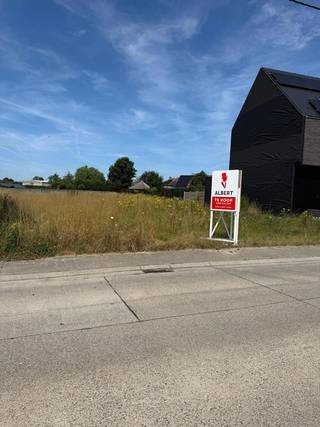 <p>Bent u op zoek naar een bouwgrond waar u uw droomwoning kunt realiseren? Dan is deze zuidwestgerichte bouwgrond van 671 m² in de Serskampstraat te Smetlede zeker een bezoek waard.</p>
<p>Deze bouwgrond is bestemd voor een halfopen bebouwing en biedt uitstekende bouwmogelijkheden:</p>
<ul>
<li>Perceeloppervlakte: 671 m²</li>
<li>Straatbreedte: 10 meter</li>
<li>Mogelijke bouwbreedte: 7 meter</li>
<li>Bouwdiepte: 18 meter op het gelijkvloers en 12 meter op de eerste verdieping</li>
<li>Mogelijkheid om aan te sluiten op het gabarit van de aanpalende woning</li>
<li>Maximale bewoonbare oppervlakte van ca. 266 m², ideaal voor een ruime gezinswoning</li>
</ul>
<p>De zuidwestgerichte tuin is een absolute troef en laat u optimaal genieten van de zon gedurende de namiddag en avond.</p>
<p>De bouwgrond is rustig gelegen in de Serskampstraat, op wandelafstand van prachtige wandel- en fietsroutes in en rond Smetlede. Hier geniet u van een groene en landelijke omgeving, terwijl winkels, scholen en belangrijke invalswegen vlot bereikbaar zijn.</p>
<p>Kortom, een unieke kans om uw droomwoning te bouwen op een mooi perceel met een uitstekende oriëntatie en ruime bouwmogelijkheden.</p>
<p>Interesse of wenst u meer informatie over de bouwvoorschriften en mogelijkheden? Neem gerust contact op via Kristof.De.Clercq@albert.immo.</p>