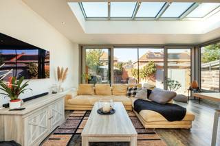 <p><span>Instapklare HOB met 3 slaapkamers en zonnige tuin in Mechelen</span></p><p><span>Op zoek naar een gezellige woning in een rustige woonwijk, met ruimte, comfort en energiezuinige troeven? Ontdek deze charmante halfopen bebouwing in de Tolhuisstraat 7 te Mechelen!</span></p><p><span>Bij het binnenkomen word je verwelkomd in de </span><span>lichtrijke leefruimte</span><span>, waar een extra lichtkoepel zorgt voor een mooie natuurlijke lichtinval. Aansluitend bevindt zich de </span><span>open keuken, uitgerust met alle nodige toestellen</span><span>, ideaal om gezellig te koken en samen te genieten.</span></p><p><span>Op de verdieping vind je </span><span>drie slaapkamers en een aparte dressing</span><span>, waardoor er voldoende ruimte is voor het hele gezin, een thuiskantoor of een hobbykamer.</span></p><p><span>Ook op energetisch vlak heeft deze woning heel wat troeven. Met een </span><span>gunstige EPC-score B, 10 zonnepanelen en 2 thuisbatterijen</span><span> geniet je van een energiezuinige woning met aandacht voor de toekomst. Het dak werd bovendien vernieuwd in 2018.</span></p><p><span>Buiten kan je heerlijk ontspannen in de leuke tuin. De praktische oprit en garage zorgen voor extra parkeergemak.</span></p><p><span>Troeven van deze woning:</span></p><ul><li><span>Halfopen bebouwing in een rustige wijk</span></li><li><span>Lichtrijke leefruimte met extra lichtkoepel</span></li><li><span>3 slaapkamers en een aparte dressing</span></li><li><span>Gunstige EPC-score B, 10 zonnepanelen en 2 thuisbatterijen</span></li><li><span>Airconditioning op het gelijkvloers</span></li><li><span>Rolluiken aanwezig</span></li><li><span>Kelder</span></li><li><span>Leuke tuin en oprit</span></li></ul><p><span>Een woning met ruimte, comfort en energiezuinige voorzieningen op een rustige locatie in Mechelen.</span><span> Ideaal voor wie op zoek is naar een fijne thuis met tal van praktische voordelen.</span></p><p><span>Interesse? Neem gerust contact op voor meer informatie of een bezoek ter plaatse!</span></p><p><span>Sven@home4you.be</span></p><p><span> </span></p>