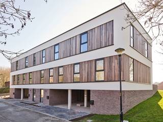 Droom je van  wonen in een landelijke omgeving met alle comfort binnen handbereik? Deze charmante woning combineert rust en ruimte met de levendigheid van het dorpscentrum én een vlotte verbinding naar Antwerpen.<br />Op het gelijkvloers verwelkomt een ruime, overdekte autostaanplaats je, samen met een inkomhal met gastentoilet en een praktische berging. Op de eerste verdieping geniet je van een lichtrijke leefruimte met bureauhoek en een open keuken die uitkijkt op de fraai aangelegde tuin – ideaal voor gezellige avonden.<br />De tweede verdieping biedt een volledig uitgeruste badkamer met bad, douche, toilet en dubbele lavabo, aangevuld met een extra berging en 3 ruime slaapkamers. Alles is tot in de puntjes afgewerkt en volledig instapklaar.<br />Interesse? Bel 0497 58 88 88 of mail naar contact@huysmanbouw.be.