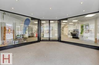 Multifunctioneel handelspand van 883m² met 2 verdiepingen nabij het centrum van Geel.Het pand beschikt over een ruime inkom met veel etalageruimte en...