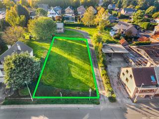 Immo Pické biedt U dit goed gelegen perceel bouwgrond aan voor de bouw van een open bebouwing gelegen in het centrum van Itterbeek.<br />Bouwvoorschriften:<br />- Bouwzone: 176,25m² op gelijkvloers (maximum gevelbreedte x 15)<br />- Voorgevelbreedte: 11,75m (De helft van de perceelbreedte + 2meter)<br />- Kroonlijsthoogte: minimum 3m maximum 6,5m<br />- Dakkeuze: Zadeldaken, schilddaken of tentdaken met een helling tussen 25° en 50°<br />- 2 bouwlagen