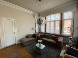 Dit prachtige herenhuis is gelegen in het centrum van Geel, op wandelafstand van scholen, winkels, het station en de markt.<br /><br />Bij het betreden van de woning via de inkomhal ervaar je meteen het unieke karakter en de charme van dit statige herenhuis. De authentieke vloer, hoge plafonds, stijlvolle lambrisering en tal van originele elementen zorgen voor een warme en karaktervolle uitstraling. In de inkomhal bevindt zich tevens een smaakvol gerenoveerd gastentoilet.<br /><br />De ruime woonkamer geniet van een overvloed aan natuurlijk licht en straalt dankzij de authentieke details een gezellige en uitnodigende sfeer uit. Via een elegante dubbele deur bereik je de volledig vernieuwde keuken, die werd uitgerust met hoogwaardige Miele-toestellen, waaronder onder meer: een vaatwasser, combi-oven en steamer<br />Aansluitend bevindt zich de eetruimte met een praktische kastenwand en een prachtig zicht op het terras en de tuin. In deze maatwerkkast zijn onder meer een bureauruimte, tv-aansluitingen en tal van opbergmogelijkheden geïntegreerd. Vanuit de keuken heb je bovendien toegang tot de kelder, ideaal als koele berging of extra opslagruimte.<br /><br />Op de verdiepingen beschikt de woning over drie ruime slaapkamers, een dressing en een comfortabele badkamer. <br />Deze badkamer is uitgerust met een ligbad, een badkamermeubel, een royale inloopdouche en een afzonderlijk toilet.<br /><br />De bovenste verdieping herbergt een volledig ingerichte studio met eigen voorzieningen, waaronder een keuken, douchekamer, toilet, ingebouwde kasten en extra zolderruimte. <br />Dit biedt tal van mogelijkheden, zoals een praktijkruimte, hobbyruimte of een zelfstandige woonunit.<br /><br />Ook buiten heeft deze woning heel wat te bieden. Achteraan bevinden zich een gezellig terras, een ruime schuur en een grote tuin met een tweede terras, waar je in alle rust kan genieten van het buitenleven.<br /><br />Parkeren is mogelijk zowel naast als voor de woning.<br /><br />De woning is beschikbaar vanaf 01/08/2026.<br /><br />De troeven:<br /><br />- Gunstige ligging<br />- 3 ruime slaapkamers + loft<br />- Ruime tuin<br />- Authentiek<br />- Veel opslagmogelijkheden<br />- Lichtrijke leefruimtes<br /><br />Heb je interesse? Vraag uw bezoek aan via onze website https://www.immovl.be/te-huur/list en druk op de knop <strong>'IK WENS EEN BEZOEK'</strong>.