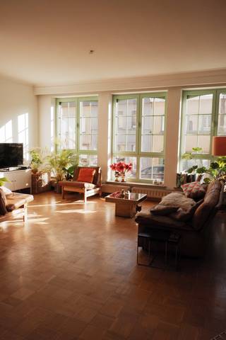 Lichtrijke bel-etage woning met authentieke elementen en zonnige stadstuin.<br />Deze woning beschikt over een oprit en garage. Op het gelijkvloers vinden we een ruime inkomhal, grote bergruimte, toilet en toegang tot de tuin. De eerste verdieping biedt ruimte aan een erg ruime en lichte living, eetkamer en een moderne keuken. Via de keuken is er toegang tot een klein terras met avondzon. De tweede verdieping beschikt over 3 volwaardige slaapkamers (waarvan de master met aanpalende dressing ) en een te renoveren badkamer.<br />De centrale ligging biedt een vlotte verbinding met winkels, scholen, openbaar vervoer en belangrijke invalswegen. Te Boelaerpark en Boekenbergpark liggen op een boogscheut.<br /><br />