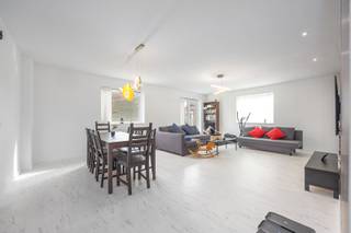 - Villa moderne (2021),<br />- Magnifique terrain de 1044 m²2,<br />- 5 chambres, 2 salles de bains,<br />- Quartier résidentiel calme à proximité des écoles et des commerces.<br /><br /><br />Cette villa récente (2021) est située sur un terrain spacieux de pas moins de 1 044 m² dans la paisible Breedonklaan à Bredene, idéalement située à proximité des écoles, des commerces et de toutes les commodités.<br />Grâce à son terrain spacieux, la maison dispose d'un jardin ensoleillé offrant diverses possibilités de détente ou d'agrandissement.<br /><br />La villa est équipée d'un système de ventilation intelligent qui assure un climat intérieur optimal, et dispose de 8 panneaux solaires, ce qui contribue à en faire une maison économe en énergie et prête pour l'avenir. Elle dispose également d'une citerne de 15 000 litres, idéale pour l'entretien du jardin et pour un usage domestique. La maison est finie avec des matériaux de haute qualité et offre un cadre de vie moderne et confortable.<br />Pour plus de commodité, une connexion est déjà prévue pour recharger une voiture. En outre, un permis a été obtenu pour la construction d'un abri pour voiture et d'un abri de jardin, toutes les conduites nécessaires étant déjà en place, ce qui permet d'agrandir ou d'aménager facilement l'espace extérieur selon vos propres souhaits.<br /><br /><br />AGENCEMENT : <br />Rez-de-chaussée : Hall d'entrée, salon lumineux, cuisine entièrement équipée avec des appareils électroménagers haut de gamme, débarras 1, chambre 1 avec salle de bains attenante équipée d'une douche, d'un lavabo et de toilettes, débarras 2 avec emplacement pour lave-linge et sèche-linge. Grand jardin ensoleillé.<br /><br />Premier étage : 4 chambres à coucher, 1 salle de bains avec double lavabo, baignoire, douche à l'italienne et toilettes.<br /><br />Grenier : Grand grenier de pas moins de 35 m2 équipé d'électricité et de fenêtres Velux, idéal comme salle de loisirs, bureau ou chambre supplémentaire.<br /><br /><br />EPC : 62 kWh/m² (E 35) – label A<br />Électricité conforme<br /> 