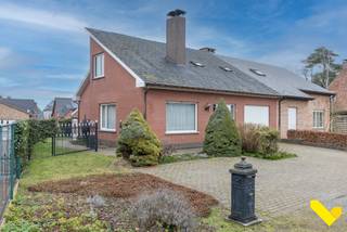 Charmante instapklare woning zonder renovatieplicht!We betreden deze woning via de inkomhal om vervolgens door te gaan naar de leefruimte. Deze is...