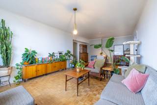 <p>TE KOOP IN GENT</p>
<p>Het appartement is gelegen in Gent op wandelafstand van het centrum en bevindt zich vlakbij het Groenevalleipark, het openbaar vervoer, de autosnelwegen en verschillende scholen en winkels. De perfecte locatie voor wie graag alles dichtbij heeft.</p>
<p>Het appartement, gelegen op de 16de verdieping, werd in 2009 volledig gerenoveerd en in 2023 nog eens opgefrist. Het appartement beschikt over een inkomhal met vestiaire, een grote lichtrijke living, een volledig uitgeruste keuken, een badkamer met douche, een gastentoilet, 2 slaapkamers, een berging en een terras van 14m².</p>
<p>Andere troeven van het appartement:<br />- Laag EPC B – 129<br />- CV op aardgas<br />- Asbestveilig<br />- Elektrische keuring conform<br />- Dubbel glas<br />- parket living<br />- Prachtig uitzicht over de binnenstad<br /><br />Wees er snel bij en contacteer Bart voor het inplannen voor een bezoek op het nummer 092741558.</p>