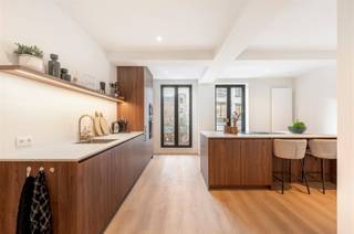 This renovated building consists of 2 completely renovated apartments, close to Antwerp Zoo and Central Station. On the ground floor we find a 1...