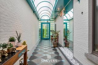 Voor meer info en foto’s, surf naar www.swevers.be – In het hart van Beringen, op wandelafstand van winkels, scholen en ontspanning, vind je deze verrassend ruime en instapklare open bebouwing. Met een bewoonbare oppervlakte van 201 m², een doordachte indeling en tal van renovaties, biedt deze woning veel comfort voor gezinnen en thuiswerkers. Op het gelijkvloers vind je o.a. een lichtrijke leefruimte, een grote keuken, een vernieuwde badkamer, een bureauruimte, een gastentoilet en een knusse zithoek met zicht op de tuin. Boven zijn er drie ruime slaapkamers met ingemaakte kasten, een tweede badkamer en een praktische overloop. De woning beschikt ook over een ruime kelder met garage, wasplaats, kruipkelder en CV-ruimte, én een zolder van 45 m².. De westgerichte tuin met terras en tuinhuis vormt een ideale plek om te ontspannen. Centrale ligging op slechts enkele minuten van alle voorzieningen. Voor meer informatie, bel 011 255 155. Bron bewoonbare oppervlakte: EPC – verslag.