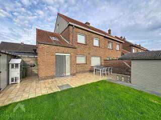 <p>Deze woning biedt een aangename combinatie van ruimte, praktische indeling en buitenruimte. Op het gelijkvloers vinden we de inkomhal met gastentoilet, een ruime leefruimte met zit- en eethoek, een geïnstalleerde keuken, praktische berging met wasplaats en een kelder. Op de verdieping zijn 4 slaapkamers en badkamer aanwezig, aangevuld met een ruime zolder van 36 m².<span></span></p>
<p>Buiten geniet je van een westgerichte tuin van ca. 250 m² met een terras van 30 m² en een overdekt terras van 18 m². Een tuinhuis van 21 m², garage en extra parkeerplaats zorgen voor bijkomend comfort.</p>
Met een EPC-label C (268 kWh/m²/jaar) is bovendien een gunstige energetische basis aanwezig.<br /><br />Extra troeven<br /><br />
<ul>
<li>gunstige EPC</li>
<li>regenwaterput</li>
<li>rolluiken beneden en boven</li>
<li>onderhoudsvriendelijke tuin</li>
<li>2 terrassen</li>
<li>nabij belangrijke invalswegen, scholen, winkels</li>
<li>instapklaar</li>
</ul>
<br />Deze woning is te koop ZONDER makelaar via het concept van Smart Houses. Wenst u verdere inlichtingen of een bezoek? Contacteer rechtstreeks de eigenaar via +32474861766