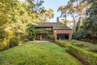 Deze ruime, te renoveren villa is gelegen in een rustige, doodlopende straat op een bijzonder gegeerde locatie in ’s-Gravenwezel, vlak bij het kasteel. De woning wordt omgeven door een prachtige, volgroeide tuin naar ontwerp van tuinarchitect Wirtz en geniet hierdoor van veel groen en privacy.<br /><br />Op het gelijkvloers bevindt zich een ruime leefruimte met grote raampartijen en een gezellige zithoek rond de open haard. Dankzij de vele ramen geniet de woning van veel natuurlijk licht en een mooi zicht op de omliggende tuin. Aansluitend bevindt zich de eetkamer, die via het overdekte terras in verbinding staat met de keuken. Verder zijn er een vestiaire en een inpandige garage.<br /><br />Op de verdieping bevinden zich maar liefst 5 slaapkamers. De hoofdslaapkamer beschikt over een eigen badkamer en twee slaapkamers geven uit op een aangenaam terras.<br /><br />De woning is te renoveren en biedt daardoor een mooie basis voor wie het geheel volledig naar eigen smaak en hedendaagse woonnormen wil aanpassen. De combinatie van de ruime indeling, grote raampartijen en het prachtige perceel biedt hiervoor bijzonder veel mogelijkheden.<br /><br />Een absolute troef is de volgroeide tuin, die veel privacy biedt en rondom de woning een aangename, groene omgeving creëert.<br /><br />Ook de ligging is uitstekend. Het centrum van ’s-Gravenwezel, scholen, winkels en sportfaciliteiten bevinden zich op korte afstand. Het nabijgelegen kasteel en de omliggende wandelpaden versterken het groene en rustige karakter van de omgeving. Ook Antwerpen en Nederland zijn vlot bereikbaar.<br /><br />Een eigendom met bijzonder veel potentieel voor wie op zoek is naar ruimte, privacy en een prachtige tuin op een uitstekende locatie in ’s-Gravenwezel.