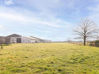 <p>Bouw je droomwoning in Stabroek. Deze <strong>bouwgrond</strong> van 1.098 m² ligt in een rustige, <strong>groene omgeving</strong> en biedt volop mogelijkheden voor wie een eigen woning wil realiseren. Dankzij de ligging in <strong>woongebied met landelijk karakter</strong> heb je verschillende bouwmogelijkheden: vrije keuze van dakvorm, mogelijkheid voor tuinhuis, garage, bijgebouw of zwembad, verharde toegang tot de woning en/of garage toegestaan. Je geniet hier van rust en privacy, terwijl winkels, scholen en <strong>invalswegen</strong> vlot bereikbaar zijn.</p><p>Het perceel maakt deel uit van een bestaande verkaveling en biedt alle nodige voorzieningen.</p><ul><li>Ruim perceel van 1.098 m²</li><li>Rustige en groene ligging</li><li>Diverse bouwmogelijkheden</li></ul>