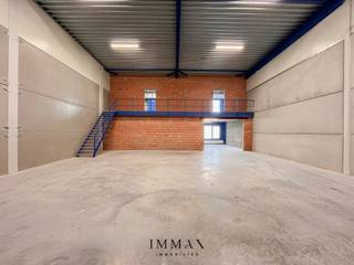 Het recent ontwikkelde bedrijventerrein Portis bestaat uit 49 moderne KMO-units, met oppervlaktes van 164 m² tot 1183 m². Deze units vormen een ideale uitvalsbasis voor lokale ondernemingen, start-ups en kleinschalige KMO’s.<br /><br />Gebouwd met hoogwaardige en milieuvriendelijke materialen, voldoen de units aan de strengste kwaliteits- en duurzaamheidsnormen. Ze zijn bovendien aantrekkelijk als investeringsobject, dankzij het potentieel voor een stabiel en interessant rendement!<br /><br />De units worden casco opgeleverd, wat de nieuwe eigenaar volledige vrijheid biedt om de inrichting af te stemmen op de eigen noden en activiteiten. Elke unit is standaard uitgerust met: individuele regenwaterput van 10.000l - sanitaire ruimte - lichtarmaturen - geïsoleerde sectionaalpoort (4,5m B op 4,8m H) met aparte toegangsdeur - min. 2 parkeerplaatsen - brievenbus. Mogelijkheid tot het installeren van zonnepanelen bovenop de unit. <br /><br />Troeven: <br />- Strategische ligging ~ AA-locatie met uitstekende bereikbaarheid<br />- Ruime manoeuvreerruimtes voor vrachtwagens en opleggers <br />- Instapklare entiteiten<br />- Duurzame wegenis in betonverharding (geen asfalt)<br />- Ruime laad- en loszones <br />- Voldoende parkeergelegenheid <br />- Vrije hoogte van 6m<br /><br />Voor verdere informatie of vrijblijvend bezoek contacteer Céline op 0476 60 60 23 of mail naar celine@immax.be