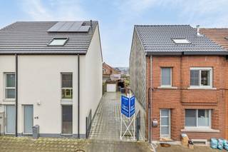 Ontdek deze unieke bouwgrond van 25 meter diep, gelegen in een rustige en aangename omgeving. Met een breedte van 5 meter en een maximale bouwdiepte van 12 meter biedt dit perceel volop mogelijkheden om jouw droomwoning te realiseren.
Dankzij de gunstige afmetingen is deze bouwgrond perfect geschikt voor een knusse stadswoning of een modern ontwerp met alle nodige comfort. Bovendien is er geen bouwverplichting, wat jou de vrijheid geeft om te bouwen op je eigen tempo en naar jouw wensen.
De centrale ligging combineert rust met nabijheid van winkels, scholen en openbaar vervoer, wat deze bouwgrond een uitstekende keuze maakt voor wie zowel rust als toegankelijkheid belangrijk vindt.
Laat je inspireren door de mogelijkheden van dit perceel en maak jouw woonwensen werkelijkheid. Neem vandaag nog contact met ons op voor meer informatie of een bezoek!