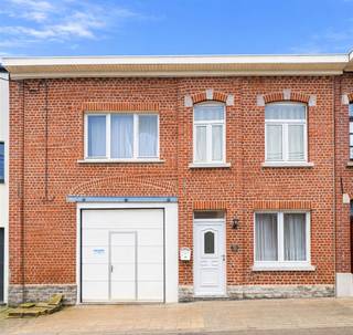 <p><span>Saintes, dans une jolie rue résidentielle côté campagne non loin des axes vers Bruxelles, grande maison joliment rénovée proposant d'extraordinaires volumes ainsi qu'un beau jardin. La maison conviendra particulièrement à un artisan, une profession libérale ou toute autre activité professionnelle. Elle peut aussi se transformer en maison "kangourou". La maison se compose d'un vaste séjour de 40 m² et d'une cuisine contemporaine récente de 30 m² avec un grand puit de lumière, d'une véranda. d'une chambre au rez de chaussée de 17m²,-et d'une salle de douche attenante avec toilette et coin buanderie. Grand garage de 60 m², grande pièce de stockage de 30 m² et vaste hangar. Belle terrasse vers le grand jardin et sa magnifique vue vers la campagne. A l'étage, grand hall de nuit de 15m² idéal pour y installer un grand bureau vers la belle chambre de 19 m² sous beau plancher stratifié. Grande salle de bain de 13 m² avec meuble évier, baignoire, douche et toilette. 2 e chambre de 24 m². A l'étage supérieur, 3 autres chambres de 17, 16m² et 14 m² ainsi qu'une dernière pièce à aménager de 10 m² (actuellement pièce grenier). CC mazout. Châssis double vitrage PVC. PEB D. Faire offre à partir de 380 000 €. Infos et visites au 02/355.50.55</span></p><p><span> </span></p><p><span> </span></p><p><span> </span></p>