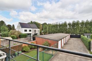 <p>Op zoek naar een ruim goed onderhouden appartement met twee slaapkamers en een overdekt terras in Burcht? <br />Dit appartement, gelegen in een kleinschalig appartementsgebouw van 1995, is gelegen aan de Pastoor Coplaan, een centrale verbindingsas tussen Burcht en Zwijndrecht. <br />De ligging biedt een vlotte verbinding richting E17 en Antwerpen, terwijl ook station Zwijndrecht, winkels en andere dagelijkse voorzieningen vlot bereikbaar zijn. <br />Ook voor fietsers is er een goede aansluiting richting Zwijndrecht, Beveren en Antwerpen door de fietsostrade.<br /><br />Het appartement is ingedeeld als volgt: een inkomhal, een ruime leefruimte met open keuken en een aansluitende koele berging, twee volwaardige slaapkamers, een badkamer, een apart toilet, een wasberging en een overdekt terras.<br /><br />Renovatieplicht van toepassing maar eenvoudig te verbeteren.<br />De elektriciteit is conform tot 2044 en het appartement beschikt over een asbestveilig en asbestvrij asbestinventarisattest.<br />Als bijkomende troef zijn er geen gemeenschappelijke kosten waardoor dit appartement eveneens een ideale opbrengsteigendom betreft.<br /><br />Benieuwd naar dit appartement? Neem contact met ons op voor bijkomende informatie en/of een bezoek via tel. 03 344 77 44 of verkoop@homevast.be.</p>