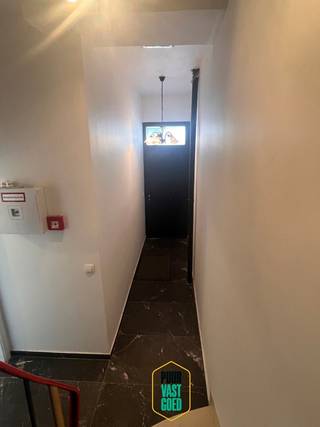 ENKEL VIA E-MAIL of reageren op de advertentie, niet bellen AUB!!!!<br />Dit appartement op eerste verdieping telt 1 slaapkamer, dus NIET voor met kinderen, wel geschikt voor een koppel of een alleenstaande. Inkom met toilet en douchekamer, ruime living met open ingerichte keuken met kookeiland en voorzien van alle toestellen inclusief vaatwas. nis voor wasmachine te plaatsen, ruime slaapkamer. Vrij vanaf 01/09. Enkel bezoek via e-mail thierry@puurvastgoed.be aanvragen - niet opbellen! Vaste bezoekmomenten, maar die zijn beperkt.