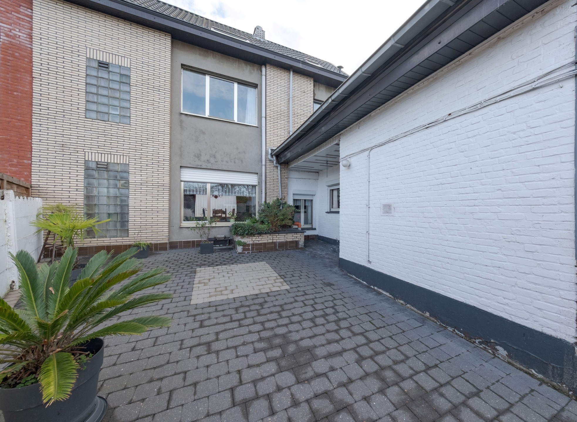 Zeer ruime en degelijke woning met uitweg langs achter - foto 3