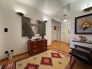 <strong>Gezellig en ruim 3-slaapkamerappartement in hartje Genk</strong><br /><br />Welkom in dit aangename en verrassend ruime appartement met 3 slaapkamers, gelegen op de 6e verdieping van residentie Da Vinci. Het appartement is vlot bereikbaar via de personenlift vanaf het gelijkvloers.<br /><br />De centrale ligging is een absolute troef: winkels, scholen, openbaar vervoer en gezellige horecazaken bevinden zich allemaal op wandelafstand. Ideaal voor wie graag alles binnen handbereik heeft.<br /><br />Binnen geniet u van een ruime inkomhal die toegang geeft tot een lichtrijke leefruimte, een praktische keuken en een aparte berging. Verder zijn er drie volwaardige slaapkamers en een badkamer met dubbele lavabo en ligbad. In de hal vindt u ook een apart toilet.<br />Extra pluspunt: het appartement beschikt over twee terrassen – één aan de voorzijde en één aan de achterzijde – zodat u op elk moment van de dag van de buitenlucht kunt genieten.<br />Daarnaast horen er ook een ondergrondse afgesloten garagebox én een privatieve kelderberging bij het appartement.<br /><br /><strong>Extra informatie:</strong>
<ul>
	<li>Gunstig EPC C</li>
	<li>Elektrische verwarming</li>
	<li>Rolluiken in de slaapkamers</li>
</ul>
Huurprijs: €950/maand<br />Algemene onkosten (incl. voorschot water): €101,50/maand<br />Huurwaarborg: €2.850<br />Beschikbaar vanaf: 01/03/2026<br /><br />Voor meer inlichtingen of een bezoek ter plekke kan u ons steeds contacteren: katrien@hermania.be.