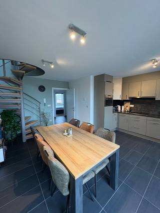 Dit instapklare duplex appartement bevindt zich op de 2de en 3de verdieping van het gebouw en heeft een bewoonbare oppervlakte van 104 m2. <br />Op de tweede verdieping is er: <br />- Een inkomhal en toilet met handenwasser aanwezig<br />- Een leefruimte met toegang tot een aangenaam terras. <br />- Open keuken voorzien van koelkast, combi-oven, kookvuur, afzuigkap, spoelbak, vaatwasser en voldoende kastruimte. <br />- 2 Ruime slaapkamers ( 10m2 en 12m2), waarvan momenteel 1 kamer ingericht is als bergruimte<br />- Een badkamer voorzien van dubbele lavabo en douche. <br /><br />Via de leefruimte kan je naar de 3de verdieping gaan via een draaitrap. <br />Op de derde verdieping is er: <br />- Grote open leefruimte die momenteel gebruikt wordt als zithoek. (Mogelijkheid tot 3de slaapkamer)<br />- Een 2de badkamer met ligbad en lavabo<br />- Bergruimte met alle technische voorzieningen, aansluiting voor was en droogmachine + opbergkasten<br /><br />Dit appartement beschikt ook over een ondergrondse privé garage (individueel afsluitbaar met een automatische poort. <br /><br />Extra informatie:<br />- Bouwjaar 2009<br />- EPC score A (99)<br />- Verwarming op gas <br />- Elektriciteit conform <br />- Maandelijkse gemeenschappelijke kosten (inclusief syndicus, brandverzekering, elektriciteit algemene delen,…) van €88,32/ maand
