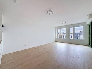 In dit nieuwbouwappartement op de 3e verdieping heeft u een magnifiek panoramisch zicht over het volledig nieuw aangelegde Lobroekplein, in de dynamische Slachthuisbuurt, met zijn groene aanleg van lindes, bloemenperken, fonteinen, etc. De terrasjes, kerktorens in de verte, horeca en winkels in de buurt maken de sfeer compleet. Vanuit de leefruimte en de slaapkamer geniet u van veel natuurlijk licht en u stapt via grote raampartijen direct op het ruim overdekt terras. Een hoogwaardig, doorlopend keramisch parket zorgt voor een warme en luxueuze uitstraling. Het appartement is voorzien van een kwalitatieve, volledig uitgeruste keuken, badkamer met inloopdouche, en overal aangename verlichting. Gelegen op de 3e verdieping met lift:- ruime inkomhal- ruime leefruimte op keramisch parket &amp; vloerverwarming. De leefruimte heeft directe toegang tot het overdekt terras- open keuken voorzien van kwalitatieve toestellen, compleet met inductiekookplaat &amp; inox afzuigsyteem, koelkast met vriesvak, inox spoelbak &amp; grote mengkraan, combi-oven, vaatwasser, veel kastruimte, extra Led verlichting.- een grote slaapkamer met ensuite badkamer &amp; met directe toegang tot het terras- badkamer met inloopdouche, lavabomeubel, grote ronde verlichte spiegel, en handdoekdroger- apart toilet met handenwasser en ronde spiegel- extra ruime berging met alle technische voorzieningen en aansluiting voor wasmachine en -droogkast- overal aangename verlichting, en gordijnrailsBijzonderheden:- aangename binnentuin waarvan alle bewoners kunnen genieten, dient als groene oase- gemeenschappelijke fietsenberging inbegrepen in de huurprijs- gemeenschappelijke wasserette en polyvalente ruimte beschikbaar - maandelijkse provisie 150 € per maand (inclusief verwarming &amp; warm water, gemeenschappelijke kosten)- perfect binnenklimaat door ventilatiesysteem D- energiezuinig appartement met vloerverwarming (EPC A) - AAA Locatie nabij binnensingel, Park Spoor Noord, het centrum- Autostaanplaats (direct onder het appartement) in de ondergrondse garage met laadpaal bij te huren voor 125 €/maand- direct beschikbaarBent u geïnteresseerd in dit appartement te huur te Antwerpen? Aarzel dan niet om contact met ons op te nemen.