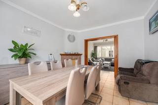 <p>Te koop: gesloten bebouwing in Gent, gelegen in de Kogelstraat, op korte afstand van station Dampoort en het stadscentrum.</p>

<p>Deze woning uit 1958 biedt veel ruimte voor een gezin, met maar liefst 4 slaapkamers en een grote tuin van 68 m². De ligging is ideaal: nabij scholen, openbaar vervoer, invalswegen en het administratief centrum. De combinatie van een centrale locatie en een royale buitenruimte maakt dit een aantrekkelijke keuze voor wie comfortabel wil wonen in de stad.</p>

<p>Belangrijkste ruimtes:<br />• Woonkamer met gezellige indeling en natuurlijke lichtinval<br />• Keuken met aansluitende eetkamer<br />• 4 slaapkamers, geschikt voor gezin of thuiswerk<br />• Badkamer met basisvoorzieningen<br />• Veranda en polyvalente ruimte voor extra gebruiksmogelijkheden<br />• Tuin (68 m²) met ruimte voor ontspanning en spel</p>

<p>Troeven:<br />• Ruime woning met 4 slaapkamers<br />• Nabij station Dampoort en het stadscentrum<br />• Grote tuin van 68 m²</p>

<p>Neem vandaag nog contact op met je ERA-makelaar voor een bezoek. JOUW DROOMHUIS. ZO GEVONDEN!</p>