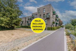 Top gelegen appartement inclusief autostaanplaats en berging!<br /><br />Dit mooi onderhouden appartement is gelegen in residentie Lindenhof, een toplocatie te Geel-centrum. <br />Vanwege de interessante ligging zijn winkels, scholen, openbaar vervoer en station op wandelafstand gelegen. <br /><br />Op de eerste verdieping, bereikbaar via lift of trap, betreden we het appartement via de inkomhal.<br />Deze geeft aansluiting tot een apart toilet, berging met aansluitingen wasmachine en droogkast en de woonkamer met open keuken, die modern oogt en voorzien is van alle nodige toestellen. <br />Deze laatste geniet van veel lichtinval. <br /><br />Het terras is zuidgericht dus ideaal om te genieten van het zonnetje.<br /><br />Er is één slaapkamer, voorzien van een ingemaakte dressingkast en een aansluitende badkamer, ingericht met douche en lavabomeubel. <br /><br />INBEGREPEN IN DE PRIJS zit een ondergrondse autostaanplaats met aansluitende kelderberging.<br /><br />Ook zeer interessant als investering! <br /><br />Troeven: <br />- Energiezuinig vanwege EPC-label A<br />- Lift aanwezig<br />- Ondergrondse staanplaats en berging<br />- Top locatie <br /><br />Ben je benieuwd en wens je een bezichtiging? Aarzel niet langer en contacteer ons op het nummer 014 58 02 08 of via info@immovl.be