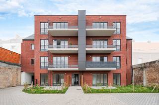 Trazegnies, dicht bij het centrum, groene ruimtes en alle voorzieningen en toch dicht bij de hoofdwegen. Dit appartement van 85 m² heeft 1 kamer en 1 badkamer. Het bestaat uit een woonkamer met open keuken volledig uitgerust om jezelf te configureren op onze keuken, 1 slaapkamer, 1 kantoor, 1 badkamer met bad, meubels met dubbele wastafel. Wasruimte en apart toilet. Terras van 5,5 m² en een tuin van 31 m². Verkoopprijs: 239.000 euro. Verkoop onder BTW-regeling 6% of 21% op de constructie en (12,5%) op de grond. Mogelijkheid om een parkeerplaats te kopen: €11.900 excl. BTW of carport + kelder voor €19.900 excl. BTW. Meer informatie op 02.355.42.20 of op info@immo-star.be