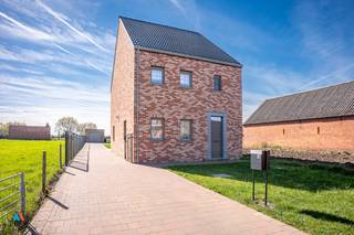 Energiezuinige halfopen gezinswoning met tuin en garage in het centrum van Wuustwezel.Op zoek naar een recente, volledig afgewerkte woning op een...