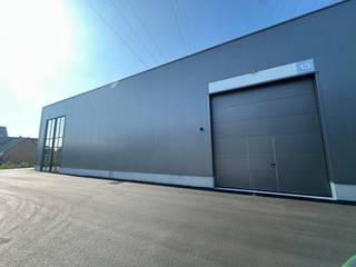 Nieuwbouw KMO-unit van 305 m² en 2 privatieve parkeerplaatsen te koop in Wevelgem.<br /><br />De geïsoleerde <strong>casco magazijnruimte </strong>is opgebouwd uit een staalconstructie in combinatie met geïsoleerde gladde prebaf betonpanelen. De unit is toegankelijk via een automatische sectionaalpoort (4 m B x 4,50 m H). Verder is de unit voorzien van o.a. een lichtstraat , polybetonvloer. Aansluitingen van nutsvoorzieningen (water, elektriciteit (40A- 3 fasig 400 V), distributie, telefonie en internet) komen binnen in de unit. <br /><br /><strong>ONMIDDELIJK BESCHIKBAAR!</strong><br /><br />Fenomenaal gelegen langs de bedrijvige Menenstraat (N8) die na +/- 3 km verbinding biedt naar de E403 via op- en afrit 5 Wevelgem. De N32 bereikt men na 1,5 km met een vlotte verbinding naar de A19 dankzij op- en afrit 2 Menen. Ruime parkeer- en manoeuvreerruimte op de site met aanwezigheid van minimum 2 privatieve parkeerplaatsen per unit.<br /><strong>Contacteer PANORAMA B2B voor bijkomende inlichtingen of een vrijblijvend plaatsbezoek 0460 97 66 66.</strong>